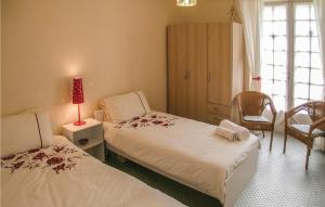 Habitación con 2 camas, lámpara y silla en 2 Bedroom Cozy Home In Saint - Agne, en Saint-Aigne