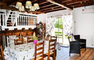 comedor con mesa y sillas en Amazing Home In Blis Et Born With Kitchen, en Blis-et-Born