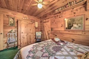 Ein Bett oder Betten in einem Zimmer der Unterkunft Franklin Cabin with Porch Near Hiking and Waterfalls!