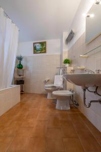 - Baño con 2 lavabos y 2 aseos en Il Terrazzino sul Borgo 1, en Bellagio