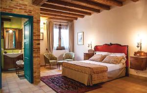 a bedroom with a large bed and a bathroom at Amazing Home In Chiaramonte Gulfi in Chiaramonte Gulfi