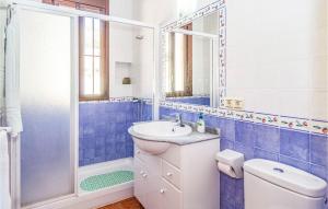 Kúpeľňa v ubytovaní 2 Bedroom Amazing Home In El Gastor