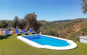 Swimmingpoolen hos eller tæt på Amazing Home In El Borge With Kitchen