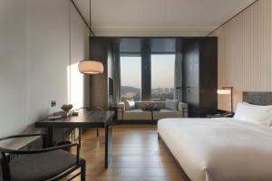 Tempat tidur dalam kamar di Hyatt Regency Wuhan Optics Valley
