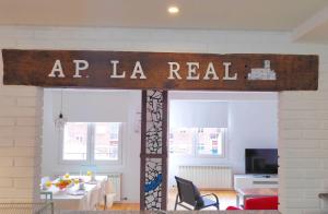 Znak, który czyta ap la real w salonie w obiekcie APARTAMENTO LA REAL w mieście Nájera