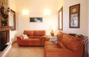 salon ze skórzaną kanapą i lampą w obiekcie Cozy Home In Costa Rei -Ca- With Wifi w mieście Monte Nai
