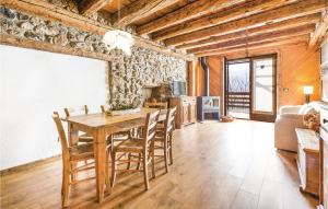 comedor con mesa de madera y sillas en Picchio, en Comeglians