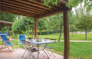 a table and chairs under a wooden pergola at Il Nido in Panicarola