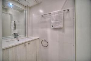 y baño blanco con lavabo y ducha. en IMMOGROOM - Cosy Studio - Forville market - AC, en Cannes