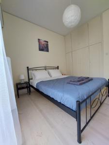 Posteľ alebo postele v izbe v ubytovaní Eleni's seafront apartment