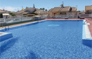 Bazén v ubytovaní 2 Bedroom Lovely Home In Torrevieja alebo v jeho blízkosti