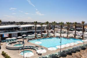 a view of the pool at a resort at Sun Outdoors San Diego Bay in Chula Vista