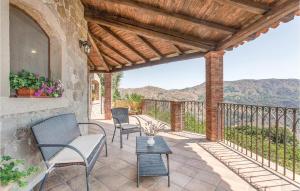 un patio con sillas y una mesa con vistas en Marianna, en Graniti