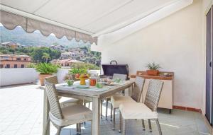 comedor con mesa y sillas en el patio en Splendido Appartamento, en Santa Maria di Castellabate