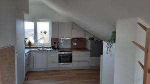 Kuchyň nebo kuchyňský kout v ubytování Ferienwohnung Storchennest in Itzgrund-Kaltenbrunn
