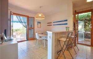 uma cozinha e sala de estar com mesa e cadeiras em 3 Bedroom Stunning Apartment In Marina Di Ragusa em Marina di Ragusa