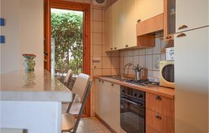 eine Küche mit einer Arbeitsplatte und einer Mikrowelle in der Unterkunft Stunning Apartment In Marina Di Ragusa in Marina di Ragusa + 15 Fotos