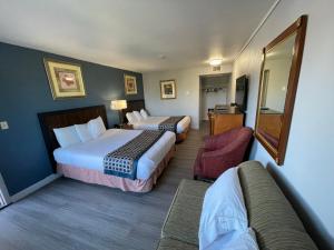 Postel nebo postele na pokoji v ubytování Pacific Inn
