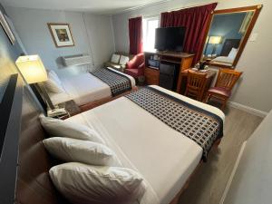 Кровать или кровати в номере Pacific Inn