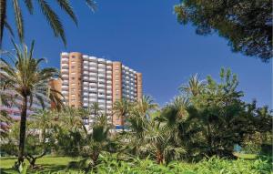 wysoki budynek z palmami przed nim w obiekcie Stunning Apartment In Marbella w Marbelli