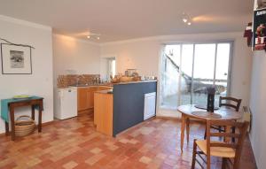 uma cozinha com uma mesa e uma mesa e uma sala de jantar em Nice Apartment In Bonnieux With 1 Bedrooms And Wifi em Bonnieux