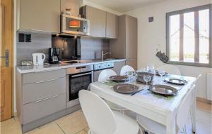 Η κουζίνα ή μικρή κουζίνα στο Stunning Home In Héricourt-En-Caux