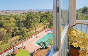 Bazén v ubytovaní Beautiful Apartment In Palamós alebo v jeho blízkosti