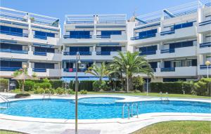 Bazén v ubytovaní Lovely Apartment In Orihuela Costa alebo v jeho blízkosti