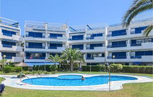Bazén v ubytovaní Lovely Apartment In Orihuela Costa alebo v jeho blízkosti