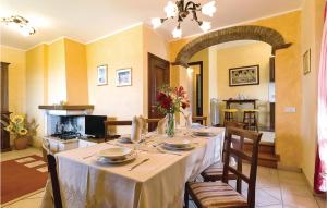 TenaglieにあるRosa Dei Ventiのダイニングルーム(白いテーブルクロス付きのテーブル付)