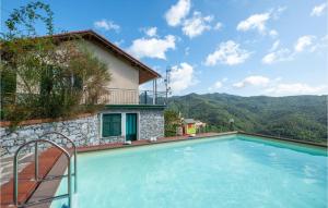 una piscina frente a una casa con montañas en Villa Rita en Castiglione Chiavarese