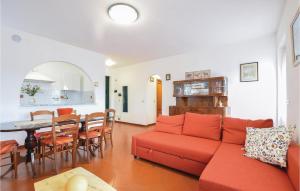 sala de estar con sofá rojo y mesa en Villa Rita en Castiglione Chiavarese