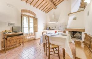 una cucina e una sala da pranzo con tavolo e sedie di Muraiolo a Lamporecchio