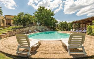 Bazén v ubytovaní Cozy Apartment In Giano Dellumbria Pg alebo v jeho blízkosti