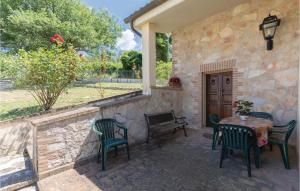Vonkajšia záhrada v ubytovaní Cozy Apartment In Giano Dellumbria Pg + 13 fotografií