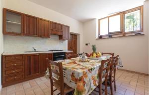 Kuchyňa alebo kuchynka v ubytovaní Cozy Apartment In Giano Dellumbria Pg