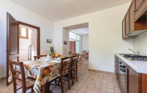 Kuchyňa alebo kuchynka v ubytovaní Cozy Apartment In Giano Dellumbria Pg