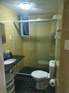 uma casa de banho com um WC e um lavatório em APARTAMENTO ITAIGARA em Salvador