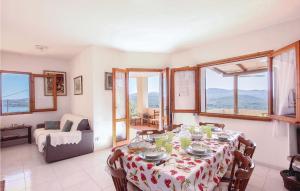 ein Esszimmer mit einem Tisch in einem Zimmer mit Fenstern in der Unterkunft Il Panorama in Olbia