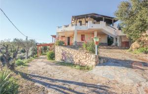 una casa en una colina con una pared de piedra en Il Panorama, en Olbia