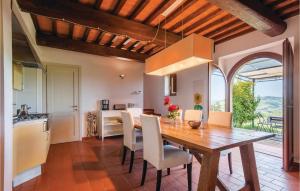 cocina y comedor con mesa de madera y sillas en Casa Blu, en Mazzolla