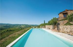 una piscina in una villa con acqua blu di Casa Blu a Mazzolla