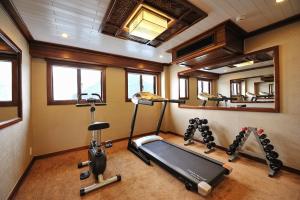 een fitnessruimte met een loopband en fitnessapparatuur bij Paradise Peak Cruise in Ha Long