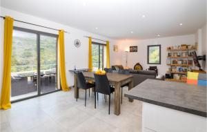 ein Wohnzimmer mit einem Tisch und einem Sofa in der Unterkunft Lovely Home In Feliceto With House A Mountain View in Feliceto