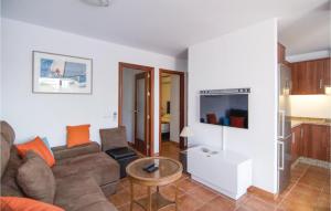 uma sala de estar com um sofá e uma mesa em Beautiful Apartment In Fuengirola, Malaga With 2 Bedrooms, Wifi And Outdoor Swimming Pool em Fuengirola
