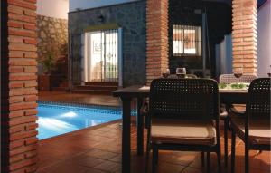 jadalnia ze stołem i basenem w obiekcie Pet Friendly Apartment w mieście Fuengirola