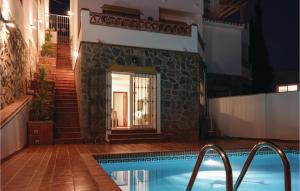 uma piscina em frente a um edifício em Beautiful Apartment In Fuengirola, Malaga With 2 Bedrooms, Wifi And Outdoor Swimming Pool em Fuengirola