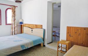 um pequeno quarto com uma cama e um espelho em Beautiful Apartment In Calvi With 3 Bedrooms em Calvi