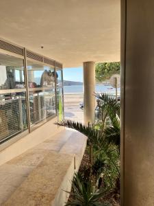 an open hallway with a view of the beach from a house at Apart. T2- Pérola do Marquês - São Martinho do Porto in São Martinho do Porto