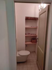 La salle de bains est pourvue de toilettes blanches. dans l'établissement Belvedere Affittacamere, à Città della Pieve